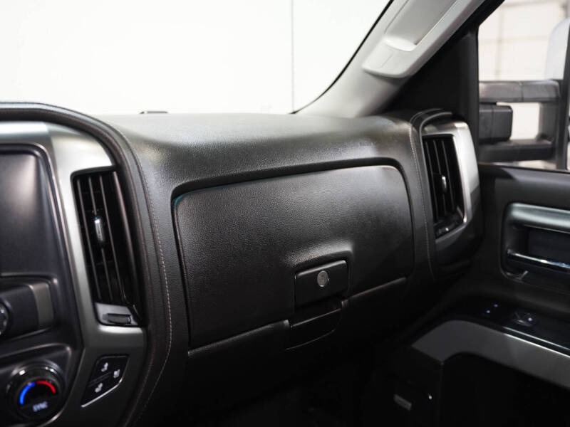 2019-chevrolet-silverado-3500hd-ltz-4x4-4dr-crew-cab-srw (43)