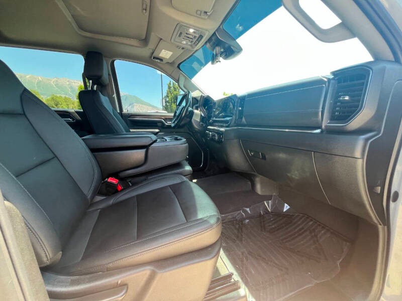 2024-chevrolet-silverado-3500hd-lt-4x4-4dr-crew-cab-lb-srw (17)