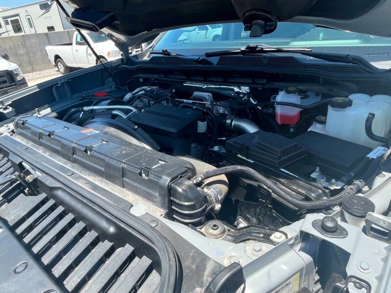 2024-chevrolet-silverado-3500hd-lt-4x4-4dr-crew-cab-lb-srw (8)