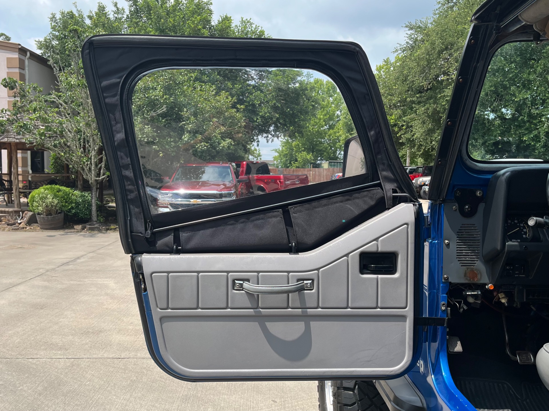 Used-1991-Jeep-Wrangler-Islander (13)