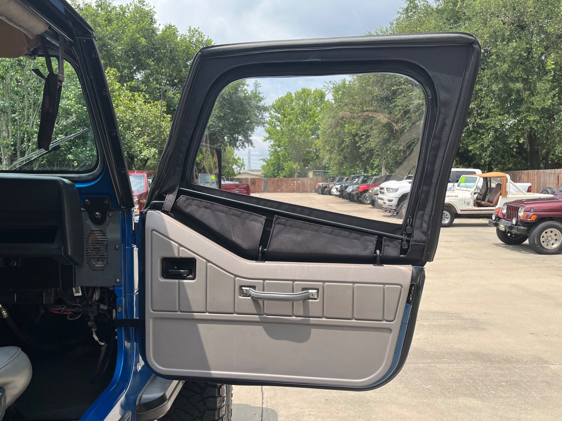 Used-1991-Jeep-Wrangler-Islander (27)
