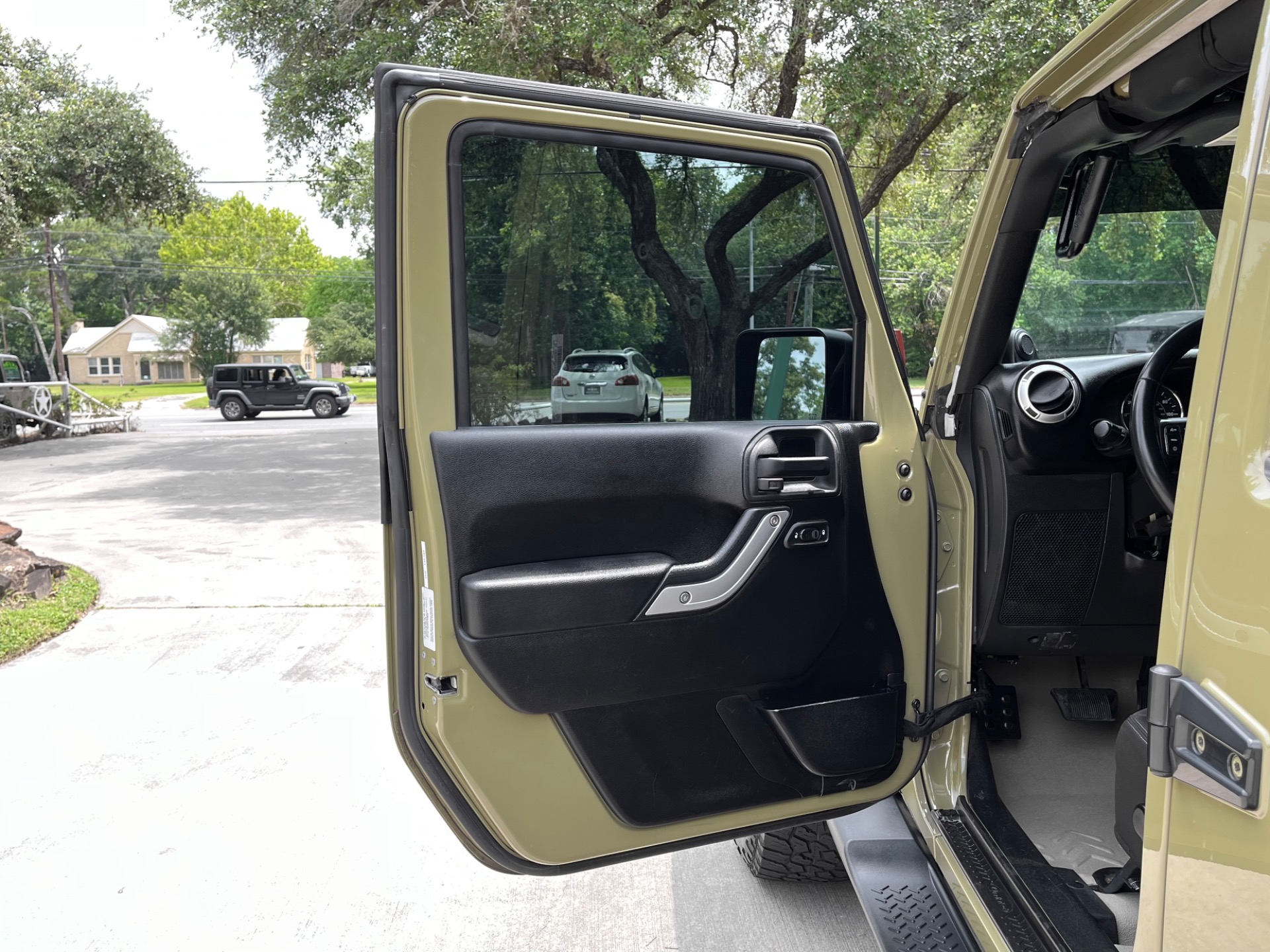 Used-2013-Jeep-Wrangler-Unlimited-Sahara (14)