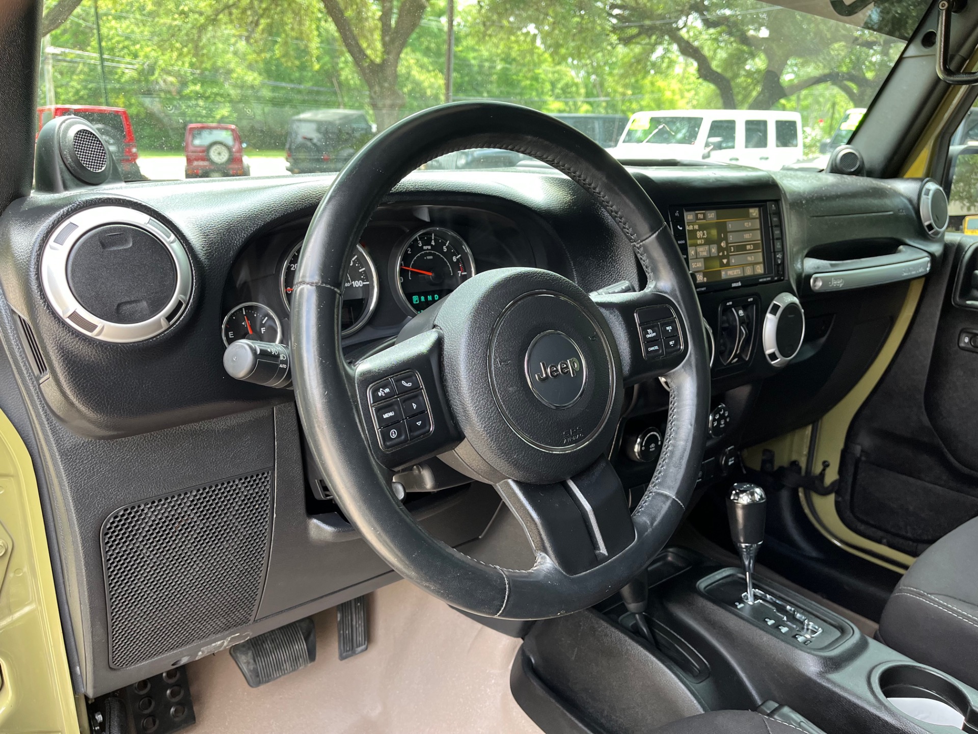 Used-2013-Jeep-Wrangler-Unlimited-Sahara (18)