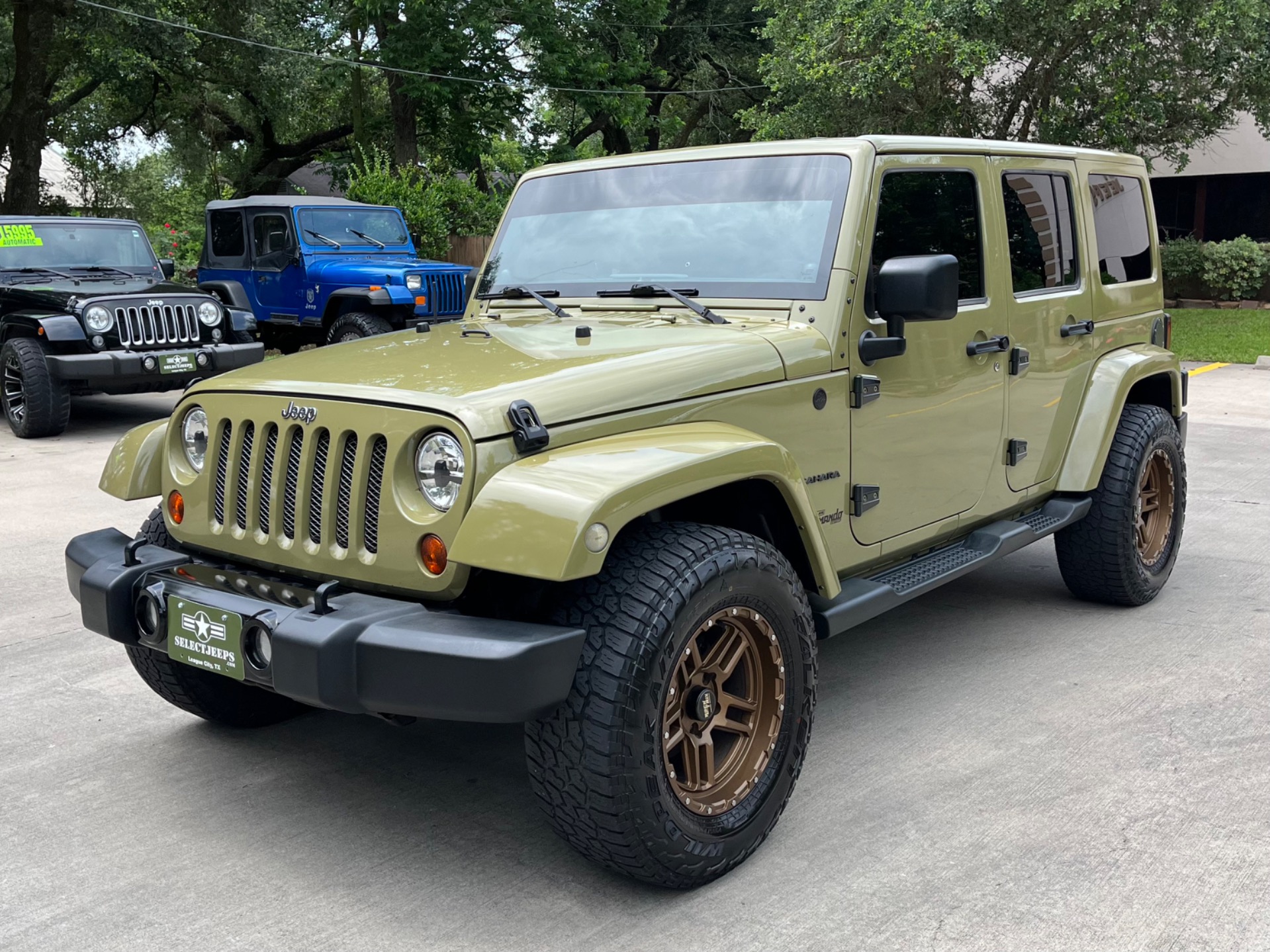 Used-2013-Jeep-Wrangler-Unlimited-Sahara (2)