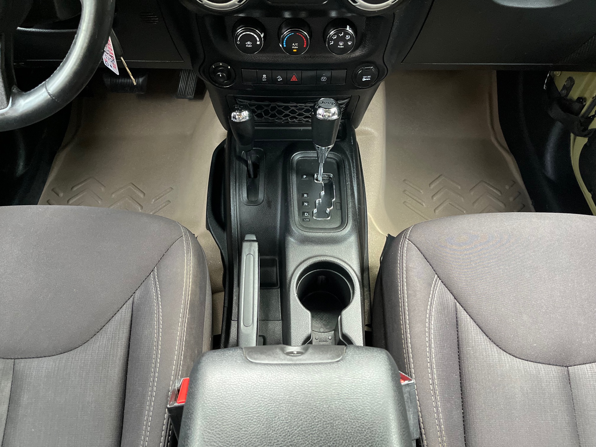 Used-2013-Jeep-Wrangler-Unlimited-Sahara (23)