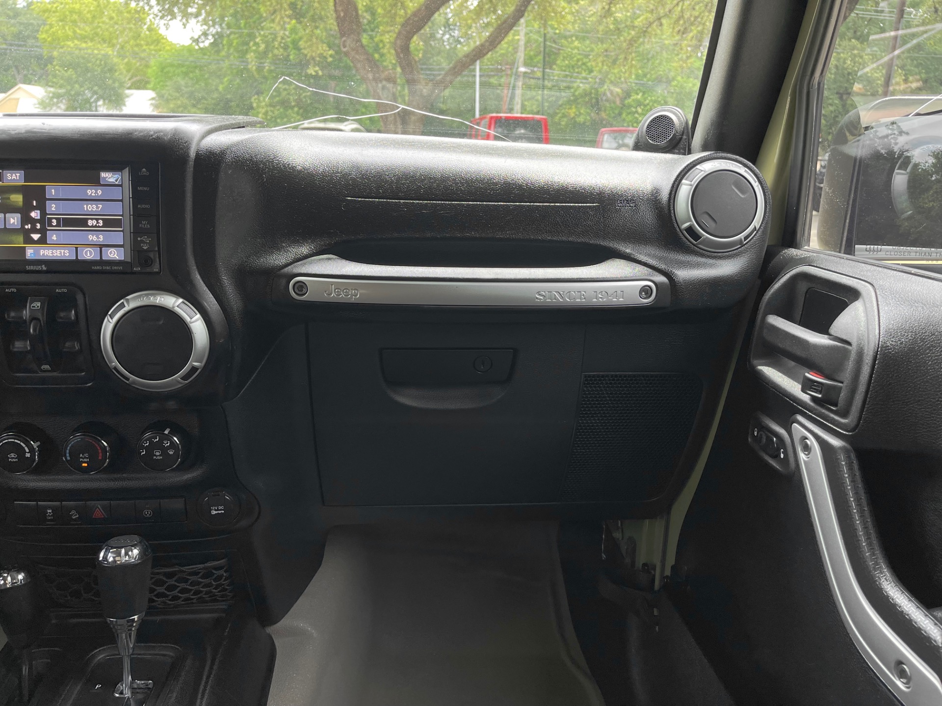 Used-2013-Jeep-Wrangler-Unlimited-Sahara (24)