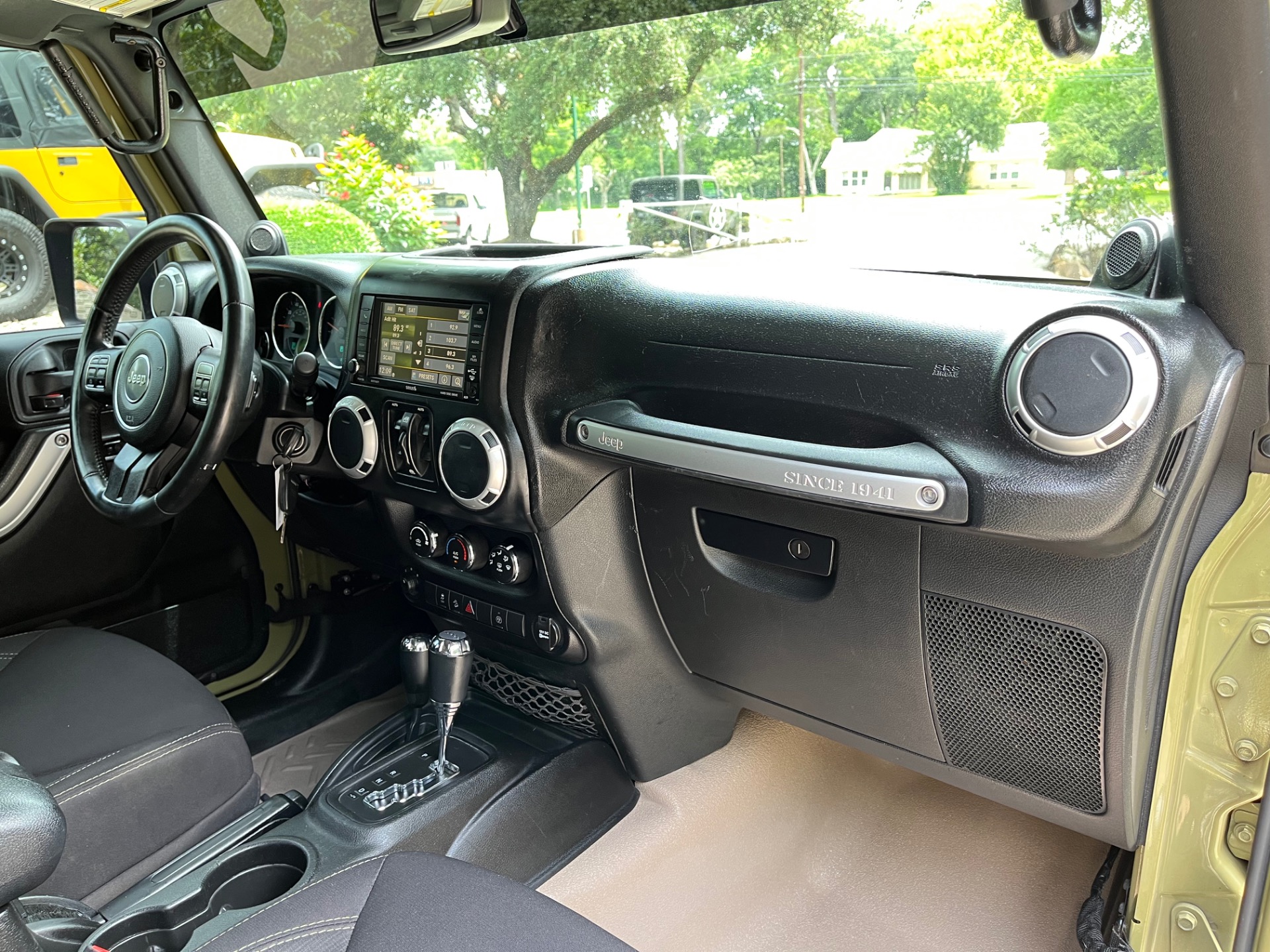 Used-2013-Jeep-Wrangler-Unlimited-Sahara (25)