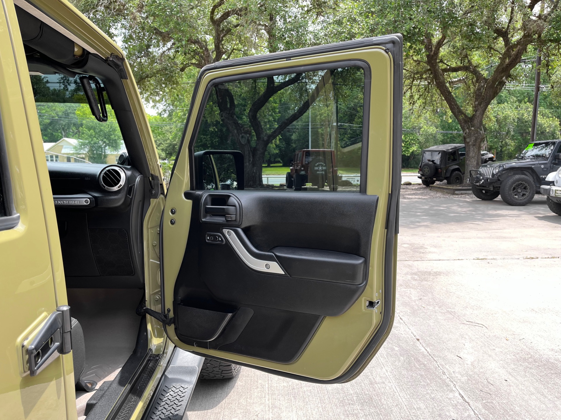 Used-2013-Jeep-Wrangler-Unlimited-Sahara (27)