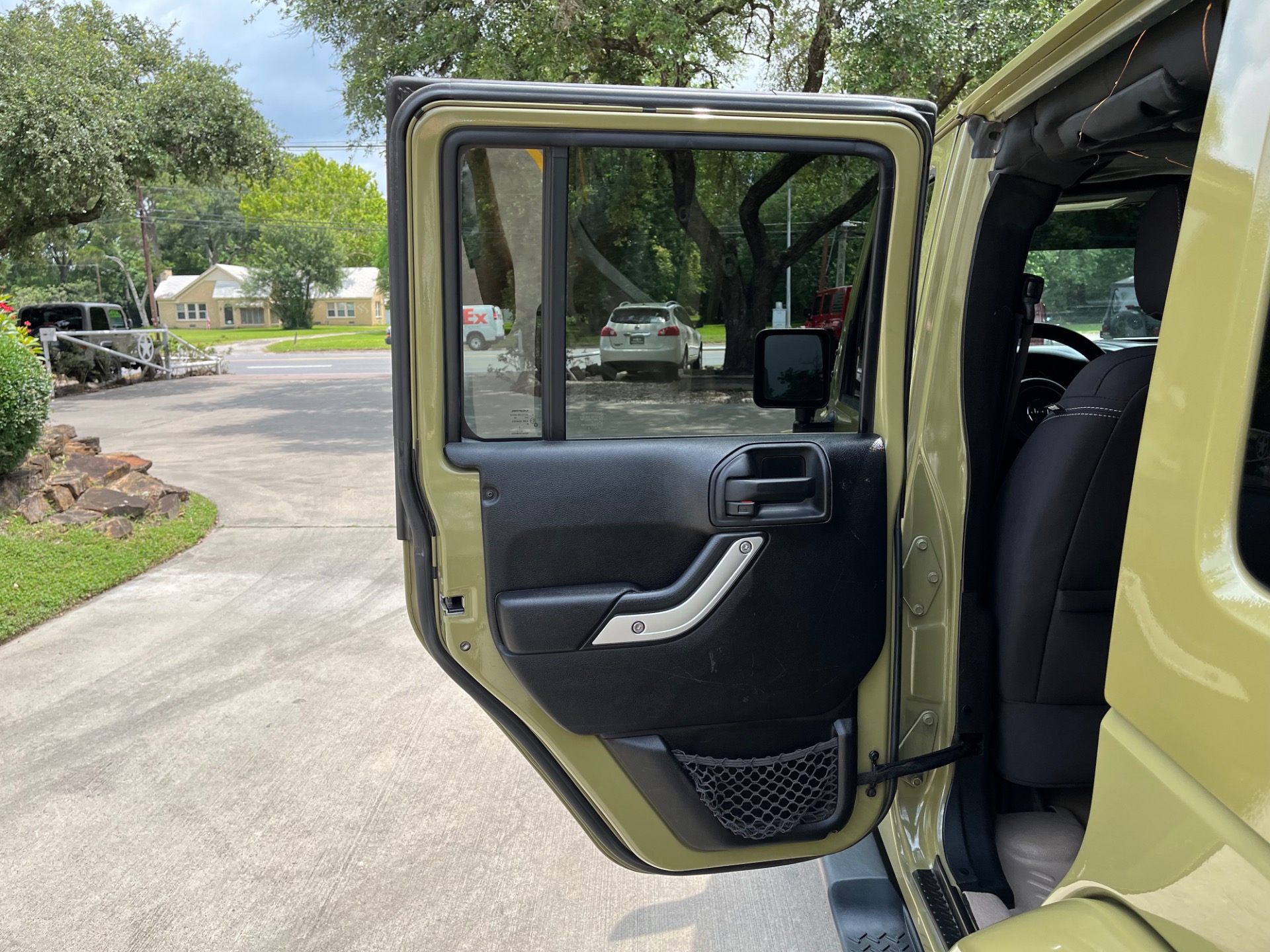 Used-2013-Jeep-Wrangler-Unlimited-Sahara (28)
