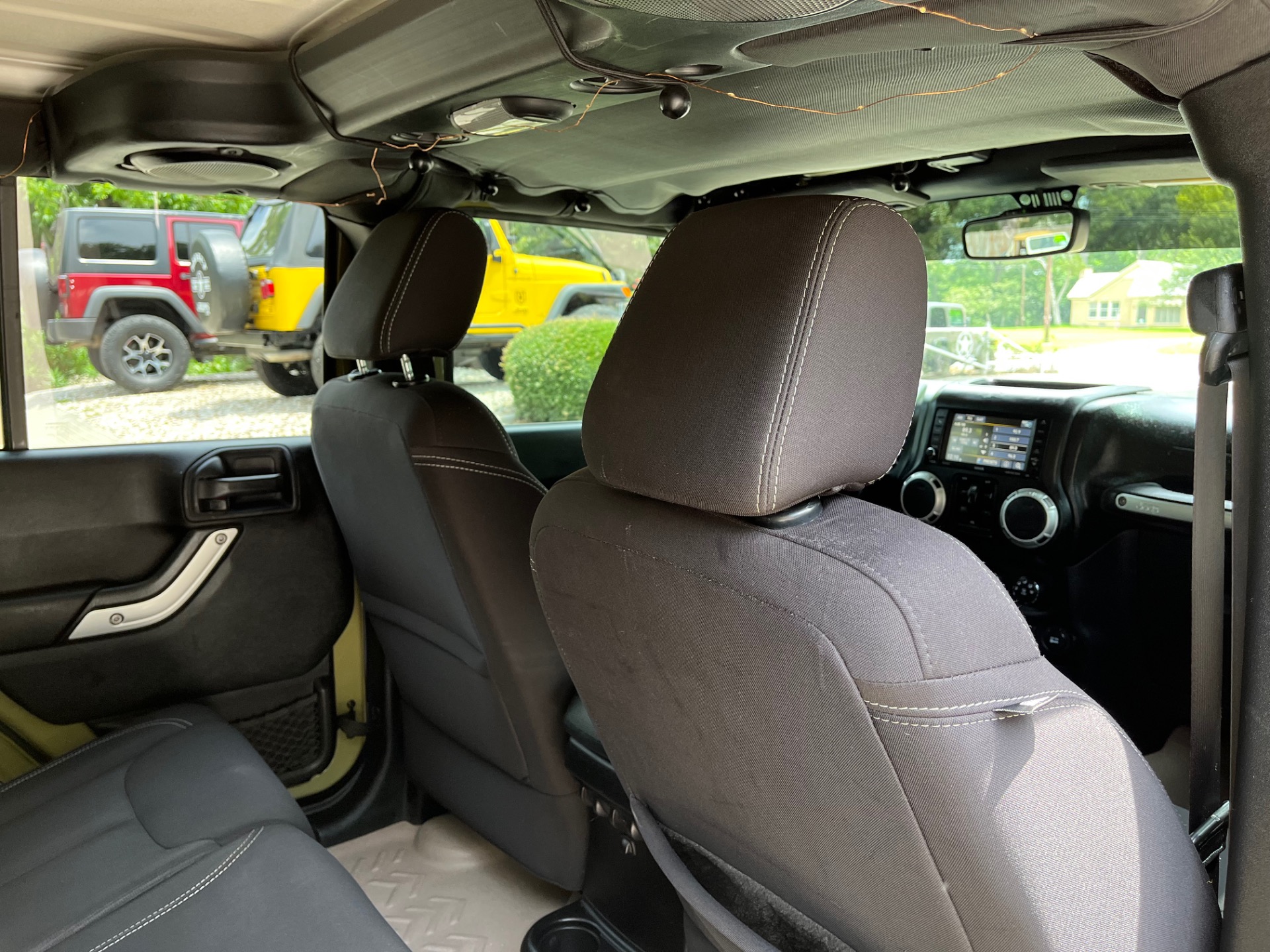 Used-2013-Jeep-Wrangler-Unlimited-Sahara (32)
