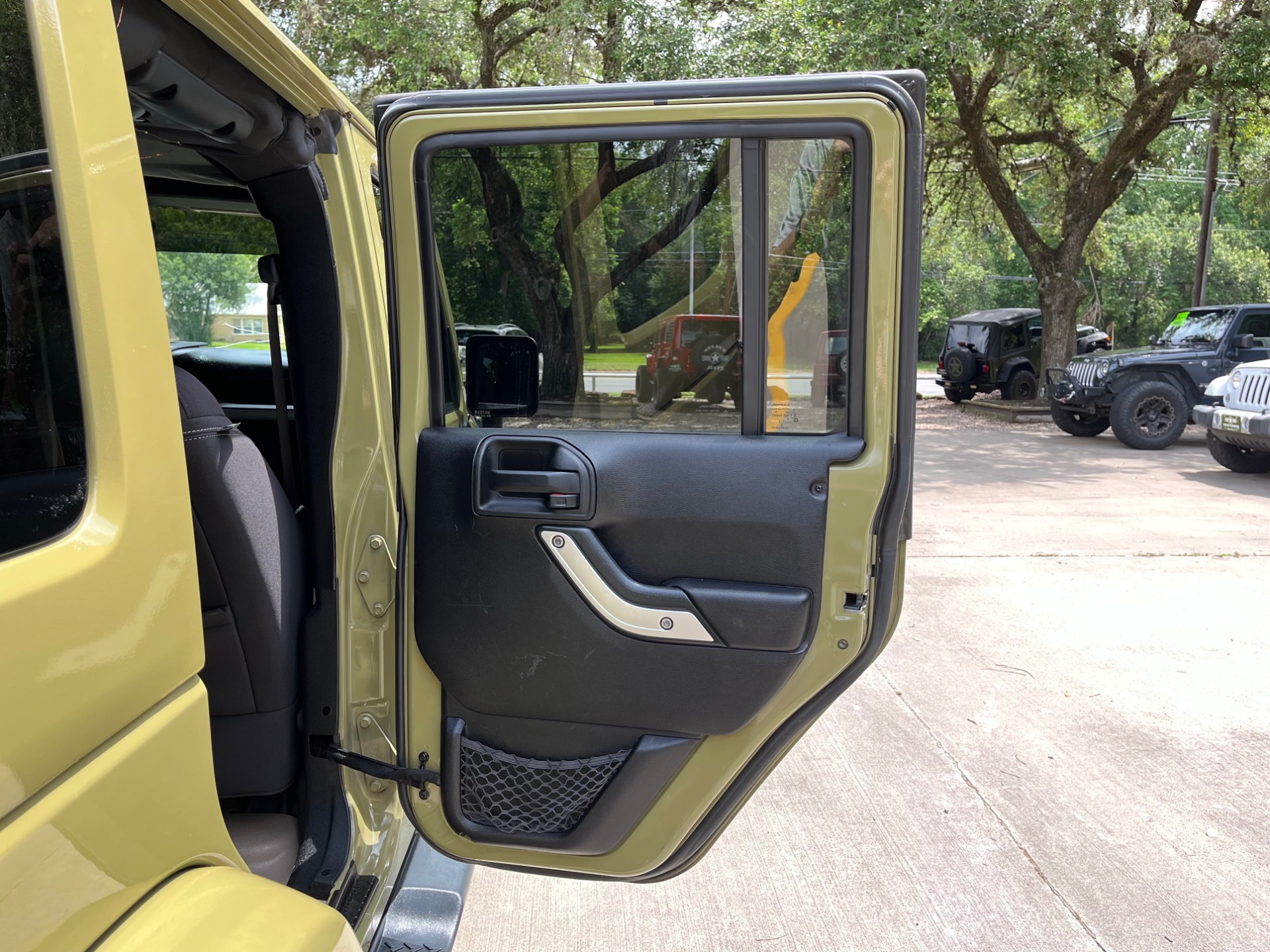 Used-2013-Jeep-Wrangler-Unlimited-Sahara (33)