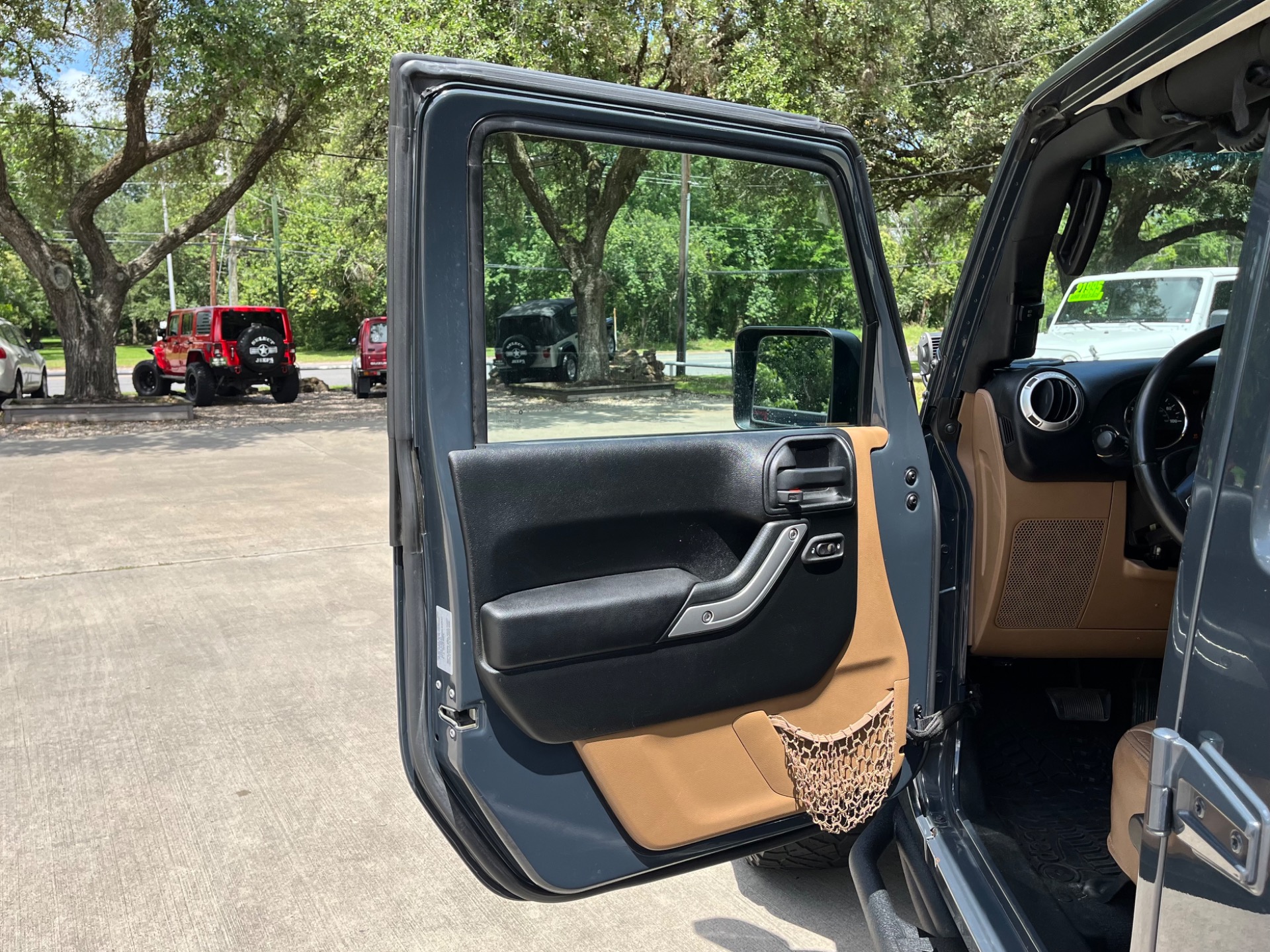 Used-2016-Jeep-Wrangler-Unlimited-Sahara (14)