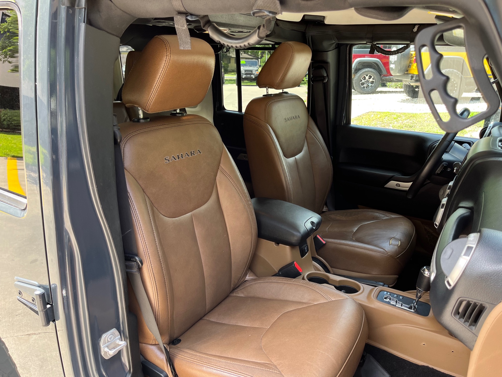 Used-2016-Jeep-Wrangler-Unlimited-Sahara (25)