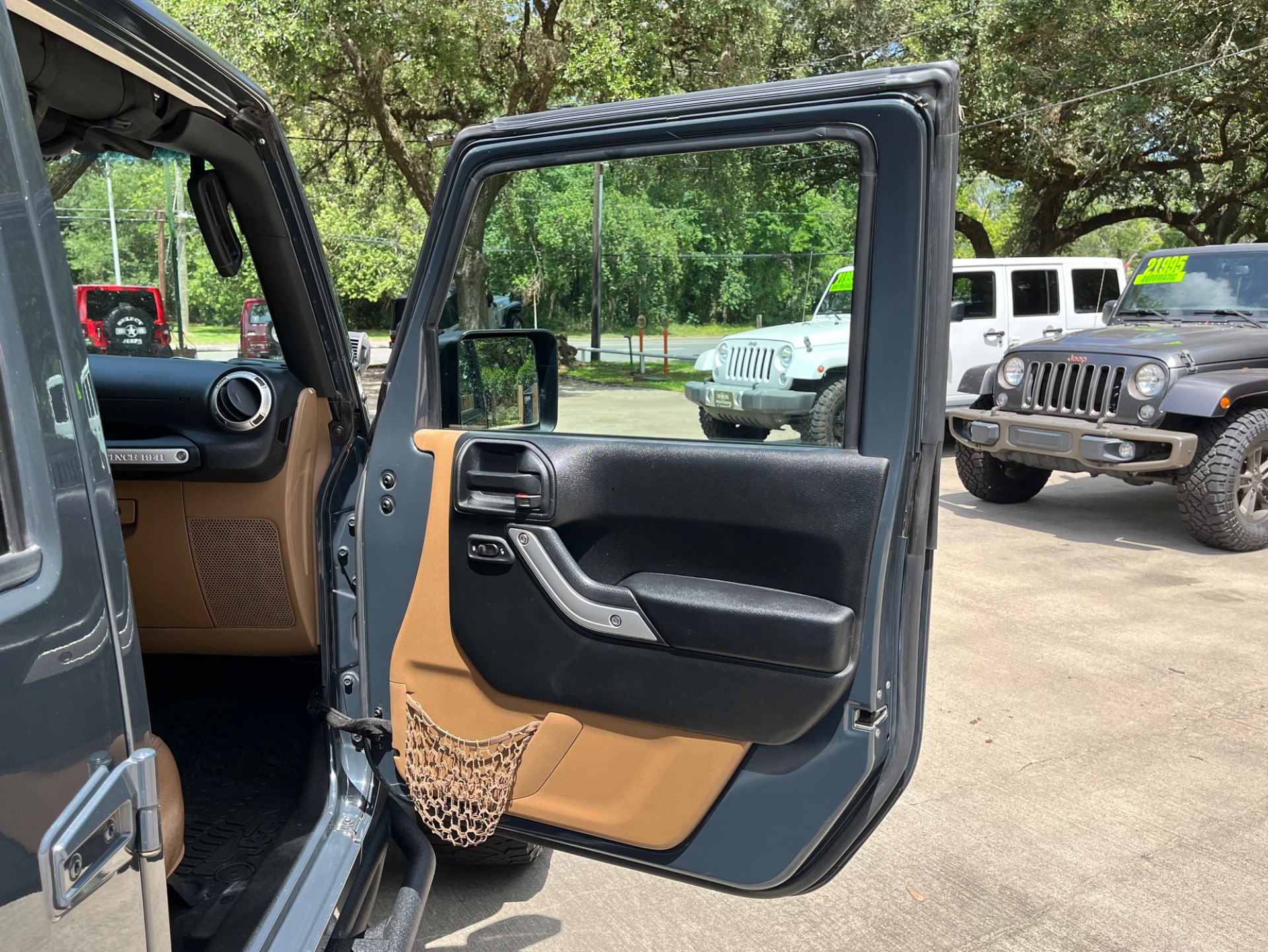 Used-2016-Jeep-Wrangler-Unlimited-Sahara (26)