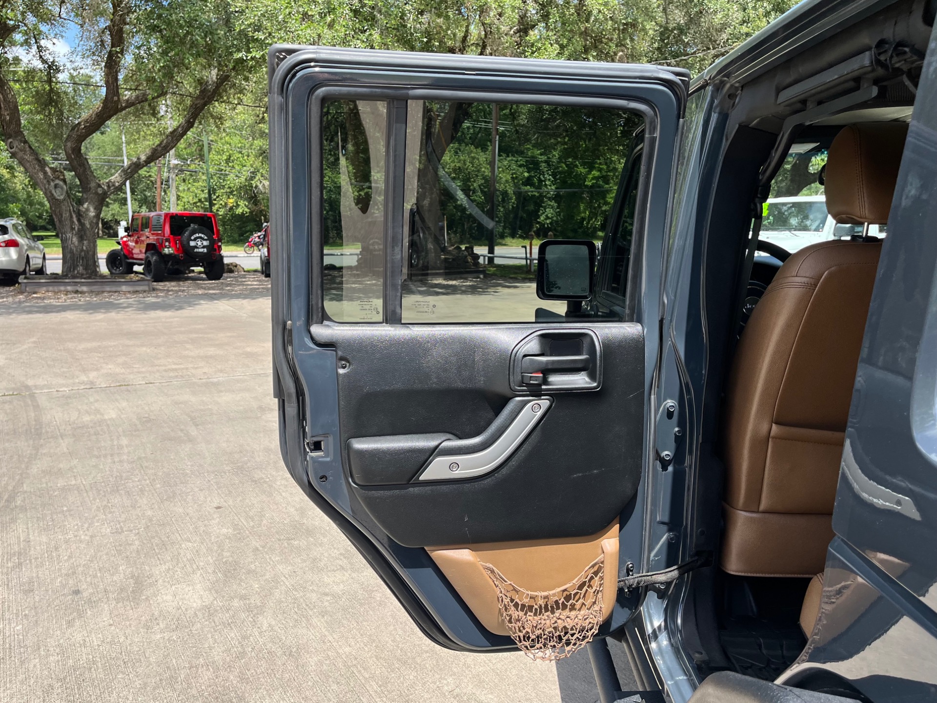 Used-2016-Jeep-Wrangler-Unlimited-Sahara (27)