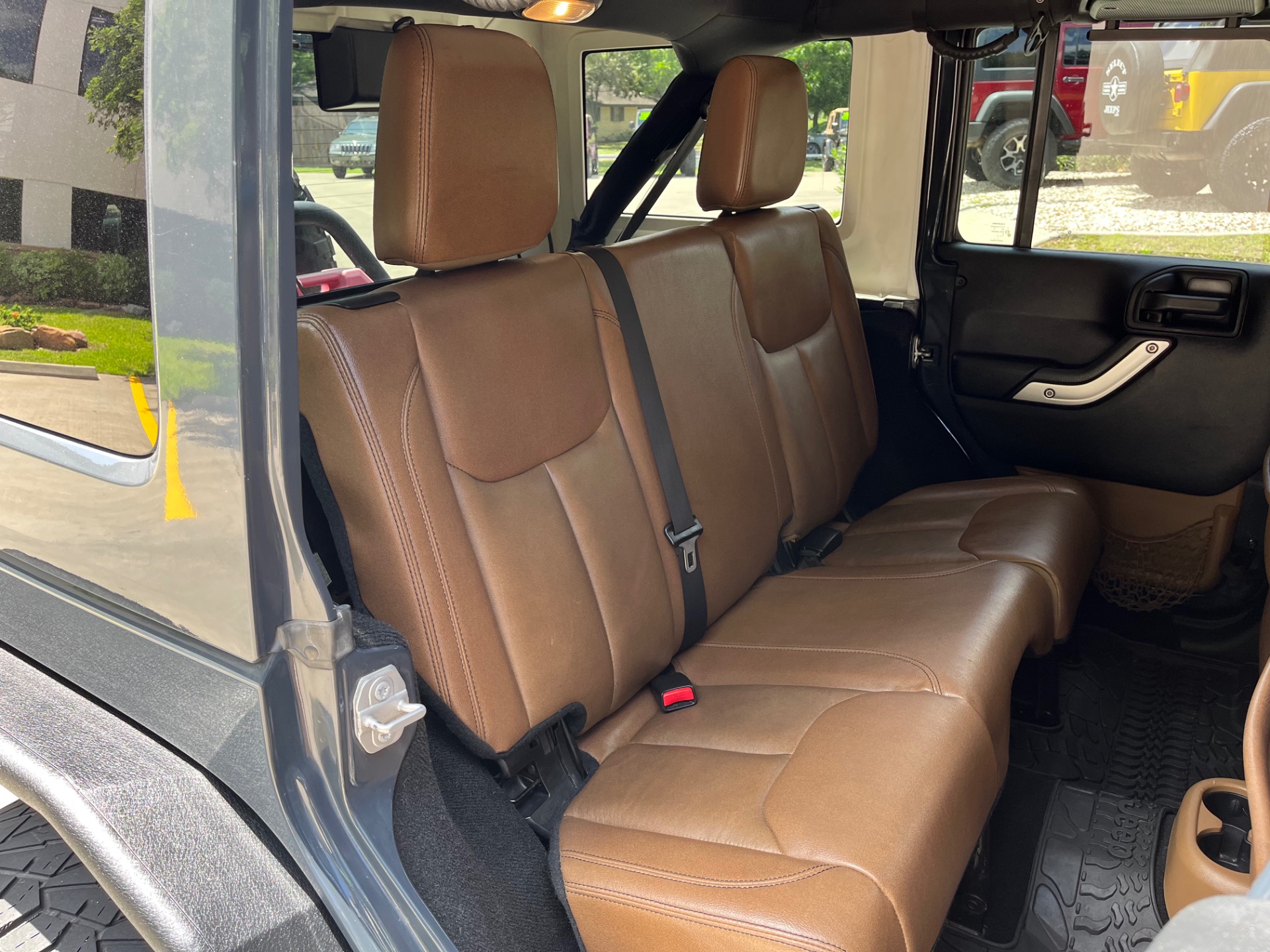 Used-2016-Jeep-Wrangler-Unlimited-Sahara (30)