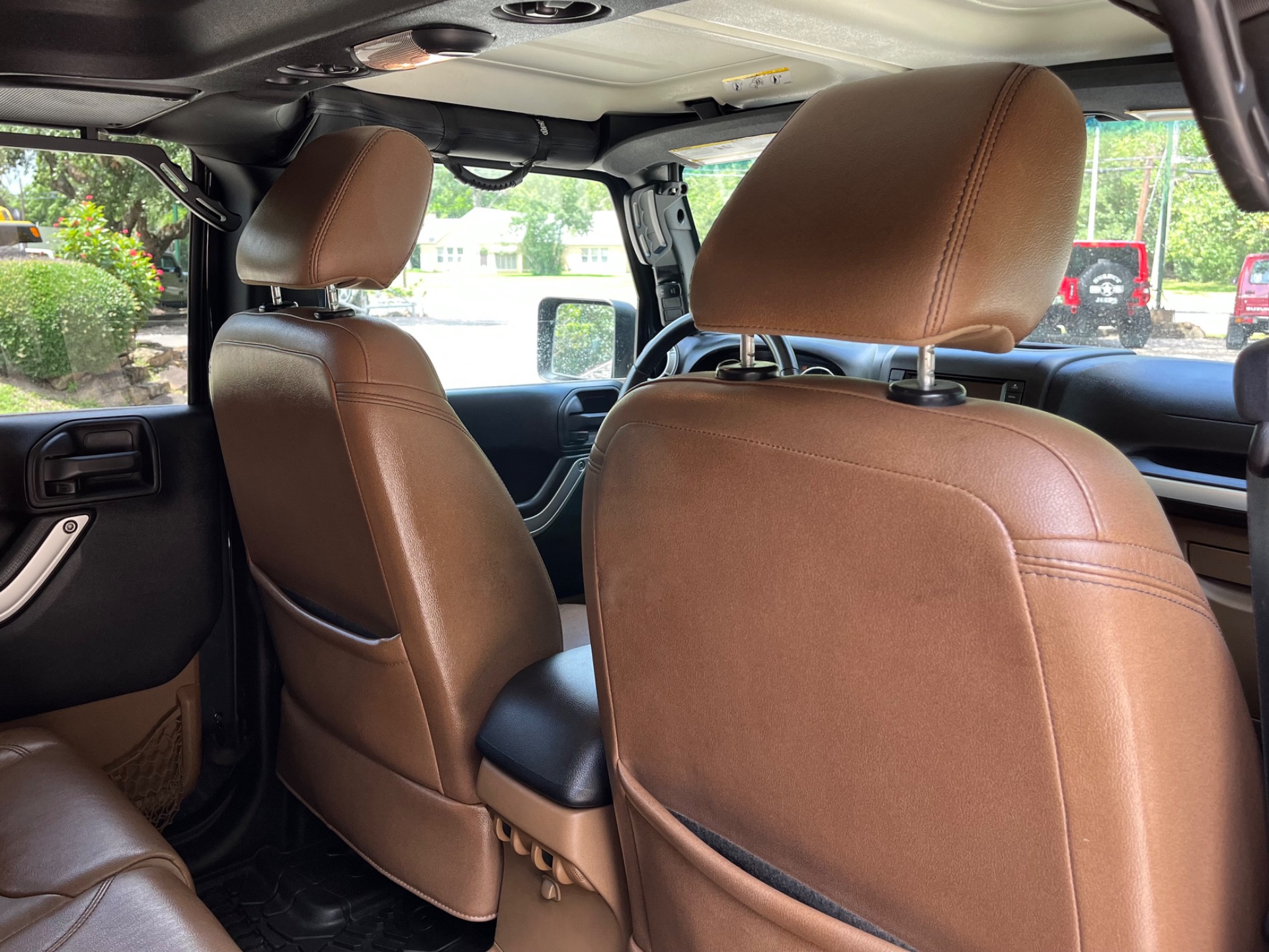 Used-2016-Jeep-Wrangler-Unlimited-Sahara (31)