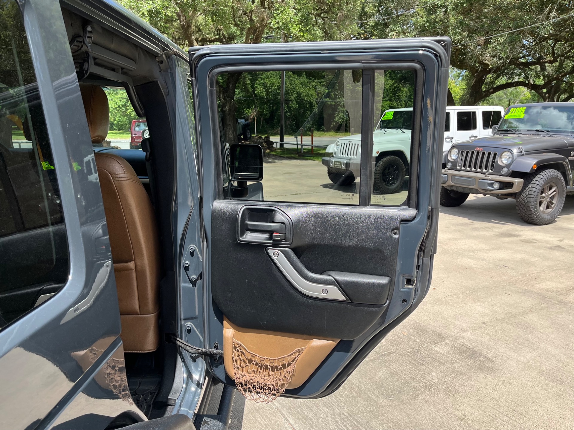 Used-2016-Jeep-Wrangler-Unlimited-Sahara (32)