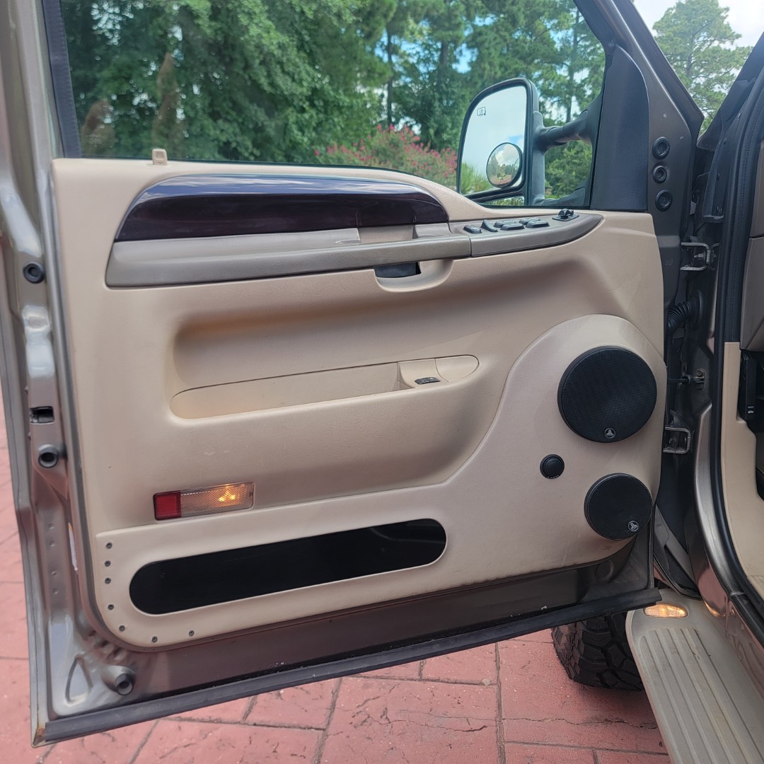 02FordExcursion_for-sale-texas-19