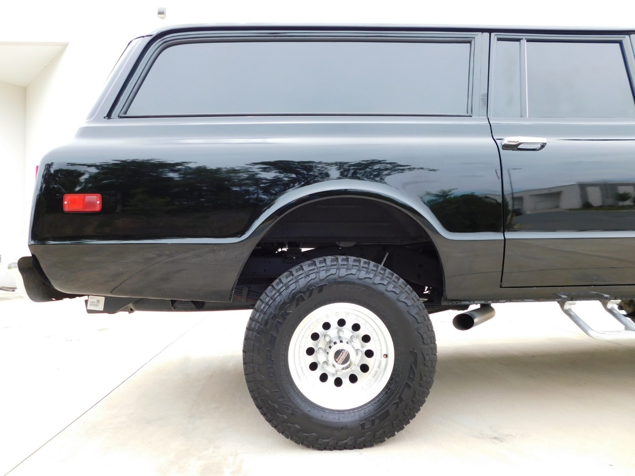 1972-gmc-suburban-restomod (122)