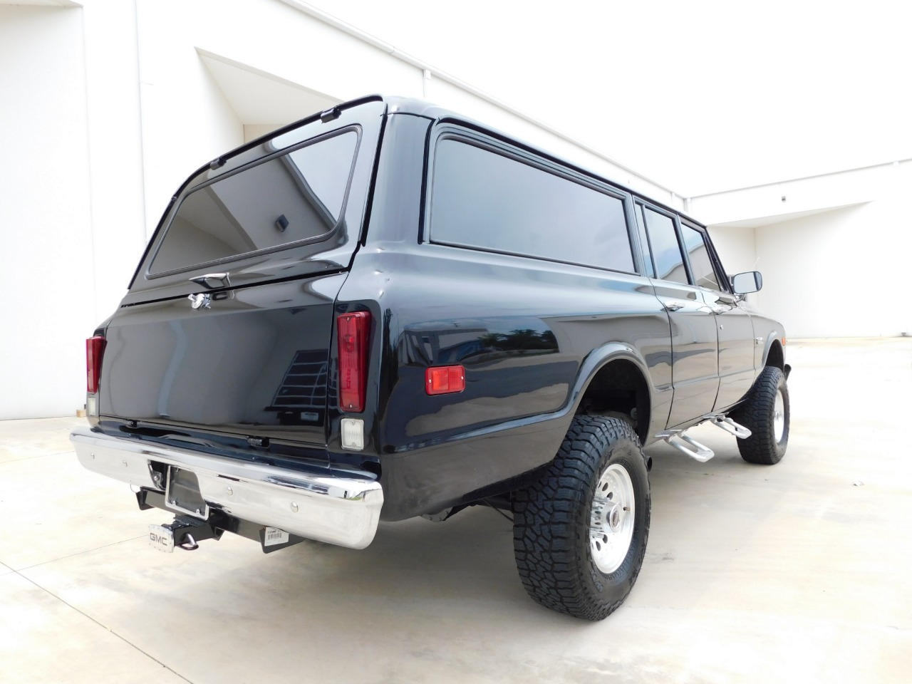 1972-gmc-suburban-restomod (123)