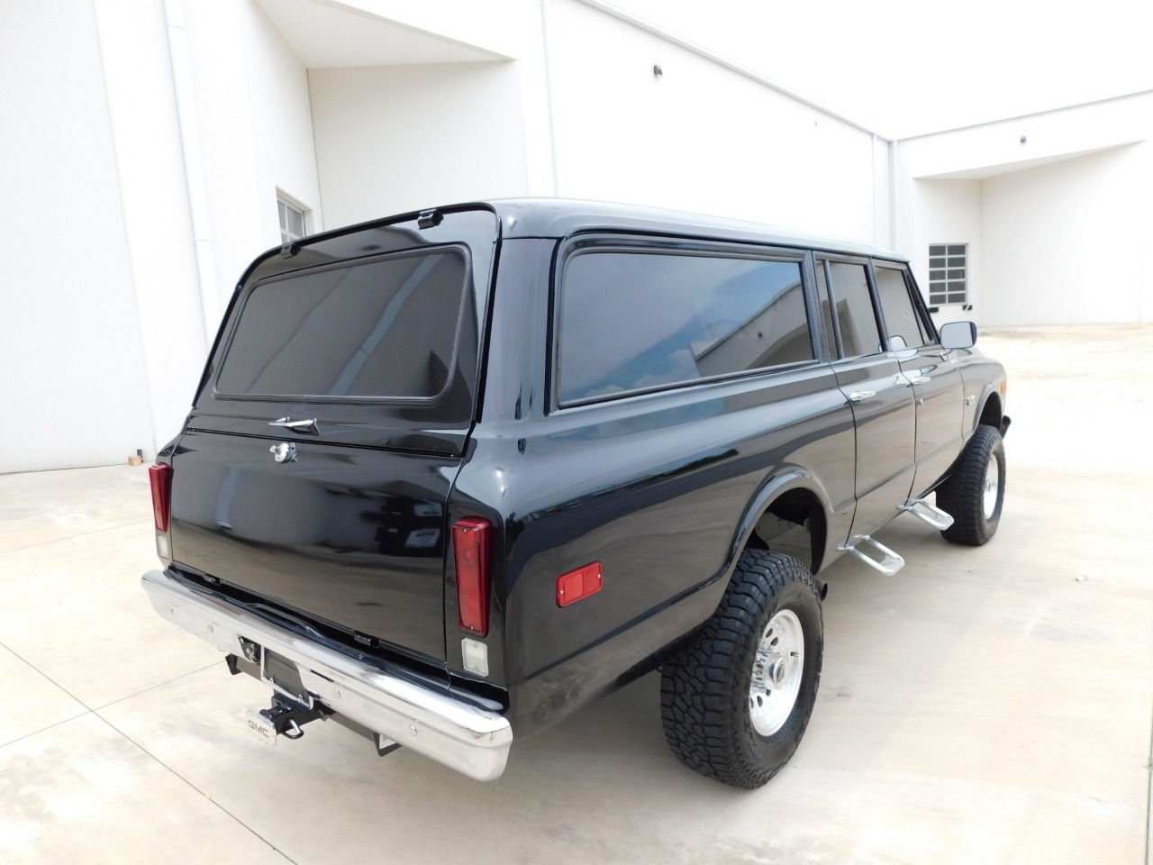 1972-gmc-suburban-restomod (124)