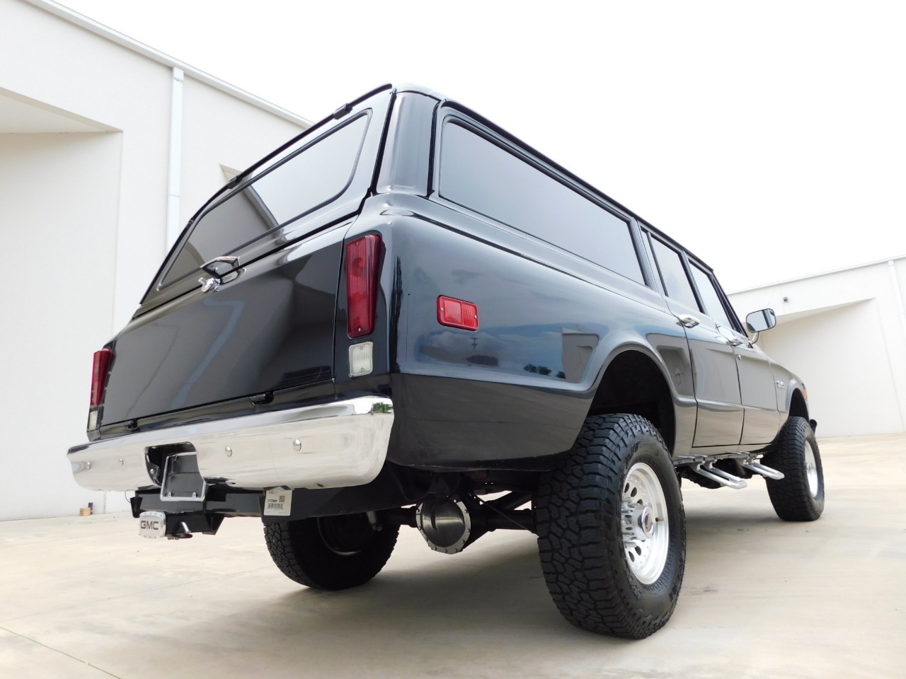 1972-gmc-suburban-restomod (125)
