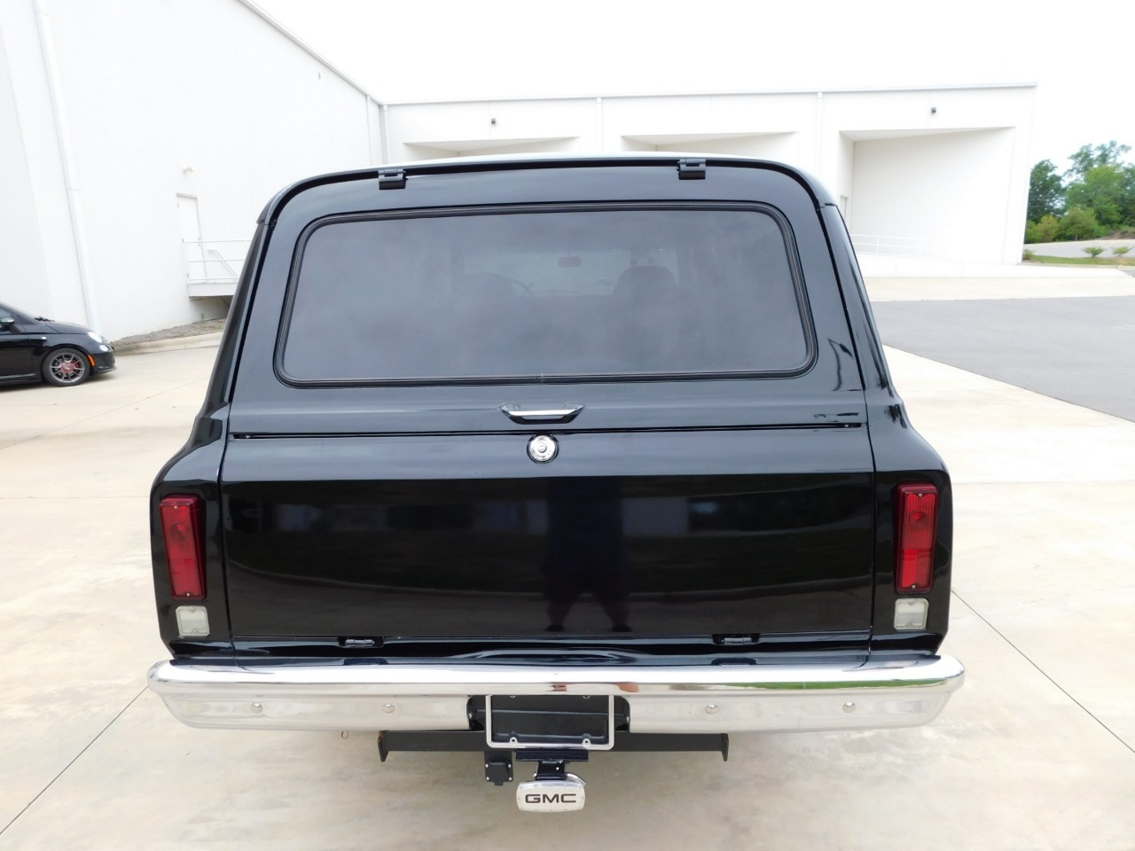 1972-gmc-suburban-restomod (127)