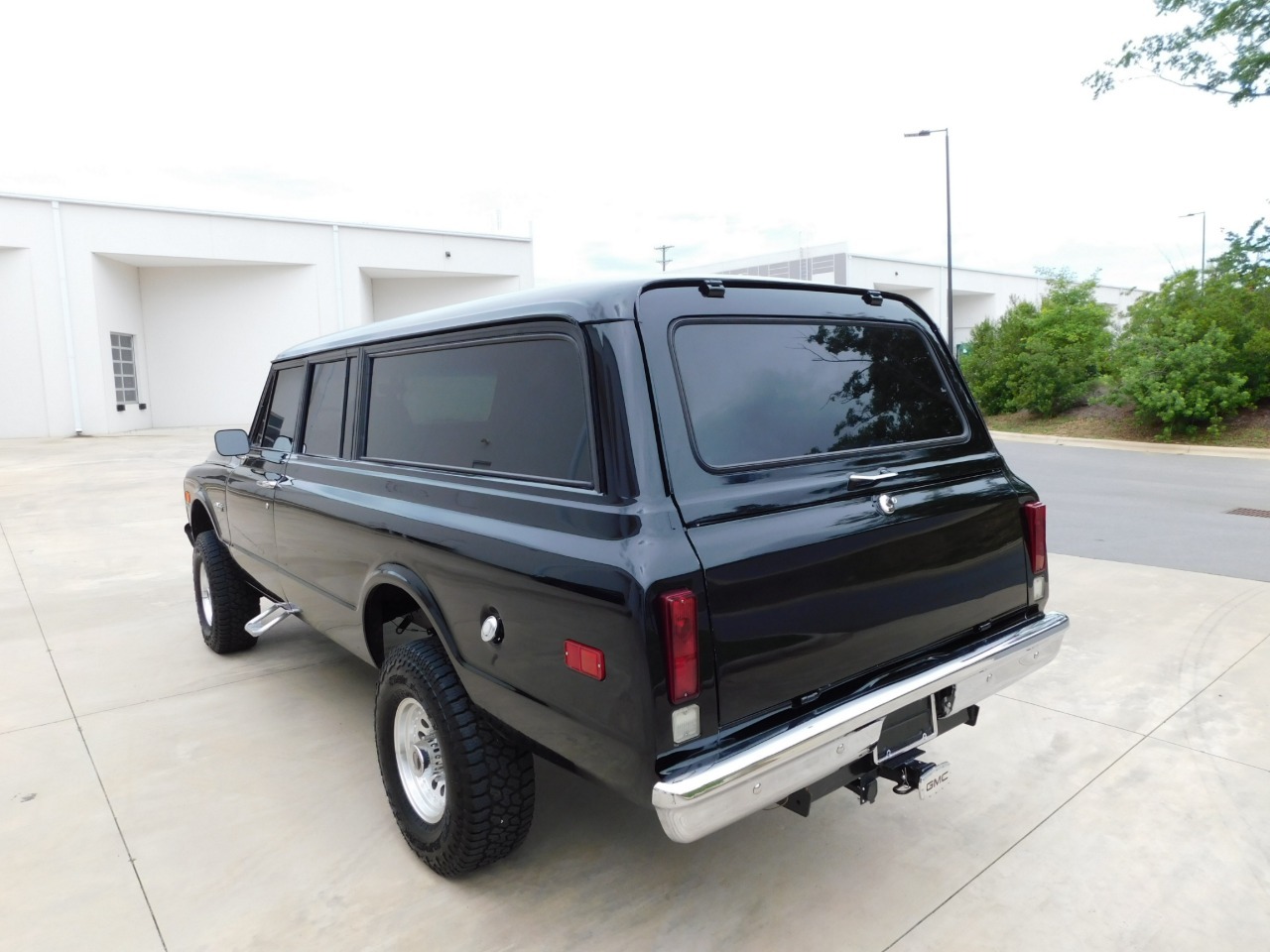 1972-gmc-suburban-restomod (129)