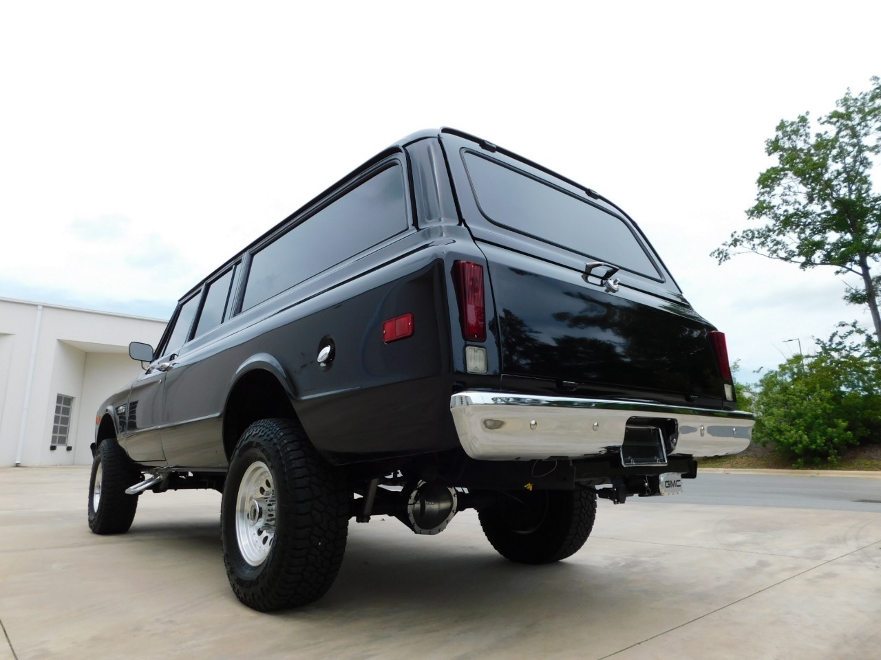 1972-gmc-suburban-restomod (130)