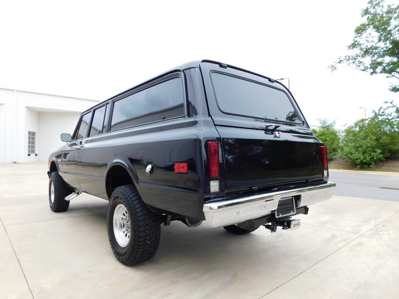 1972-gmc-suburban-restomod (131)