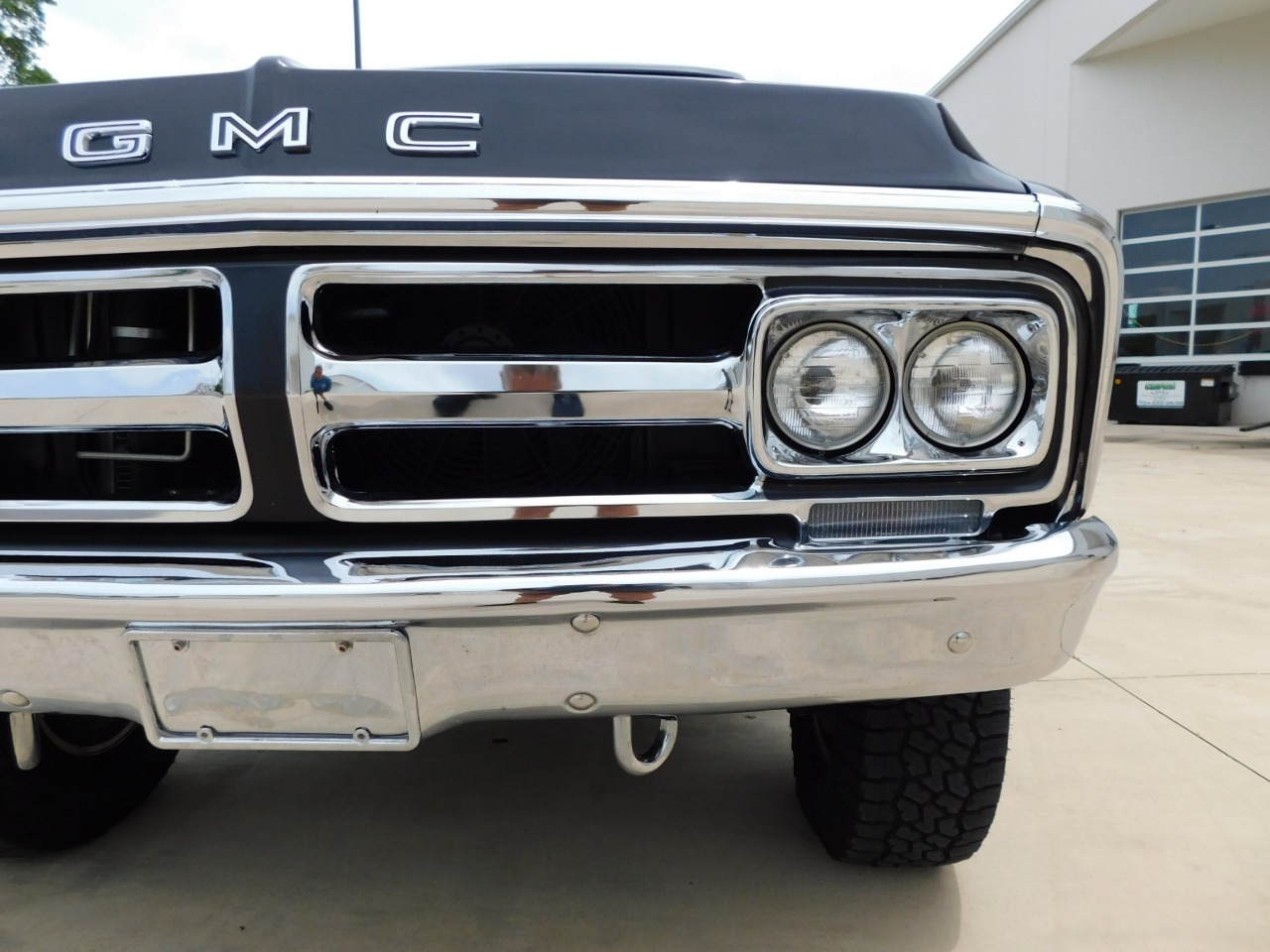 1972-gmc-suburban-restomod (19)