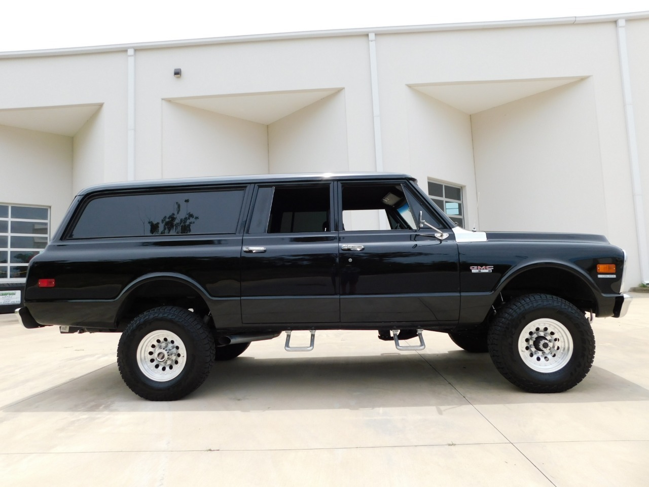 1972-gmc-suburban-restomod (26)