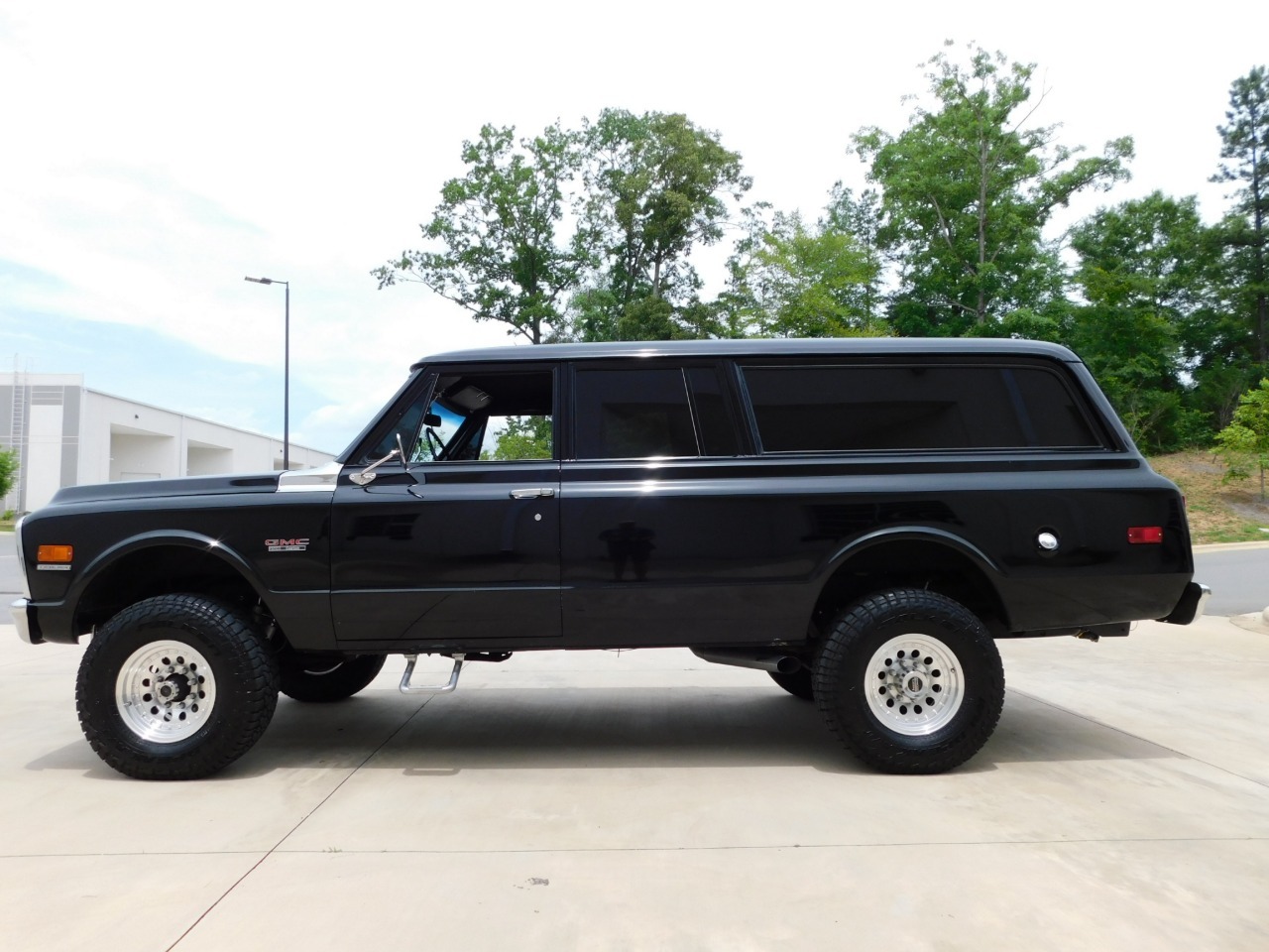 1972-gmc-suburban-restomod (27)