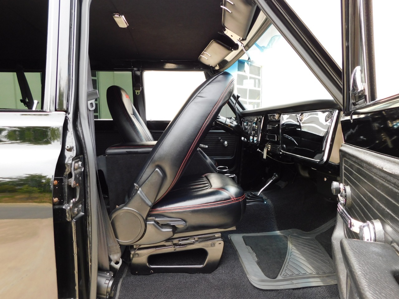 1972-gmc-suburban-restomod (31)
