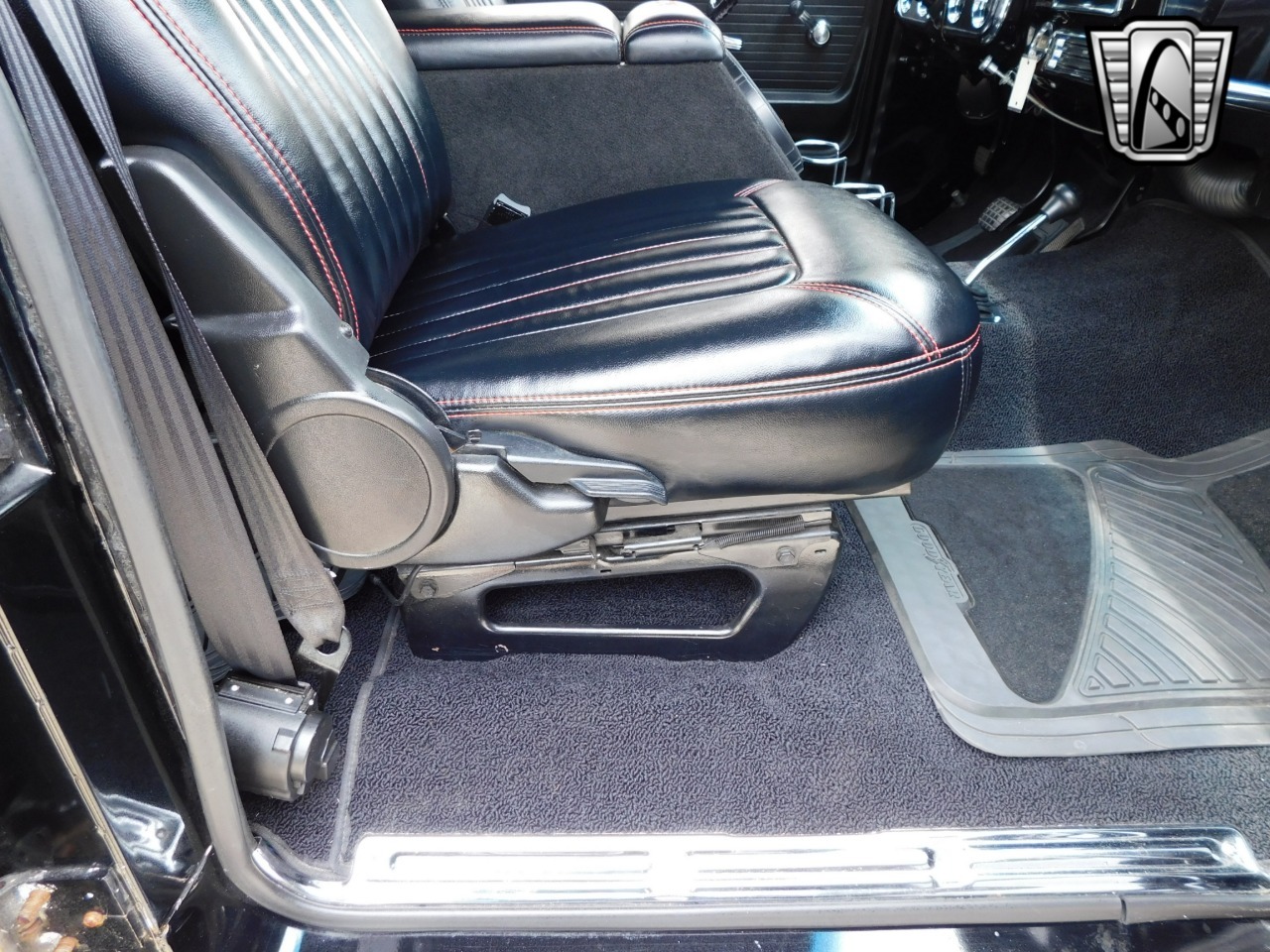 1972-gmc-suburban-restomod (32)