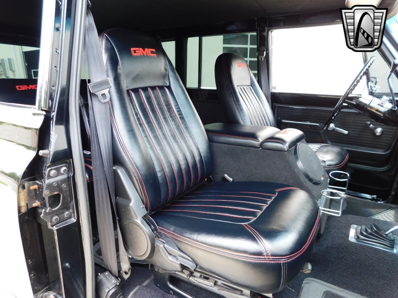 1972-gmc-suburban-restomod (33)
