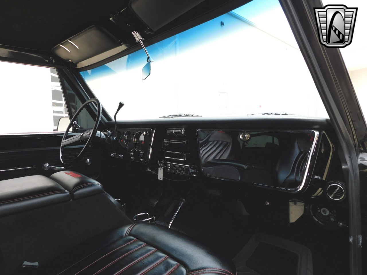 1972-gmc-suburban-restomod (37)