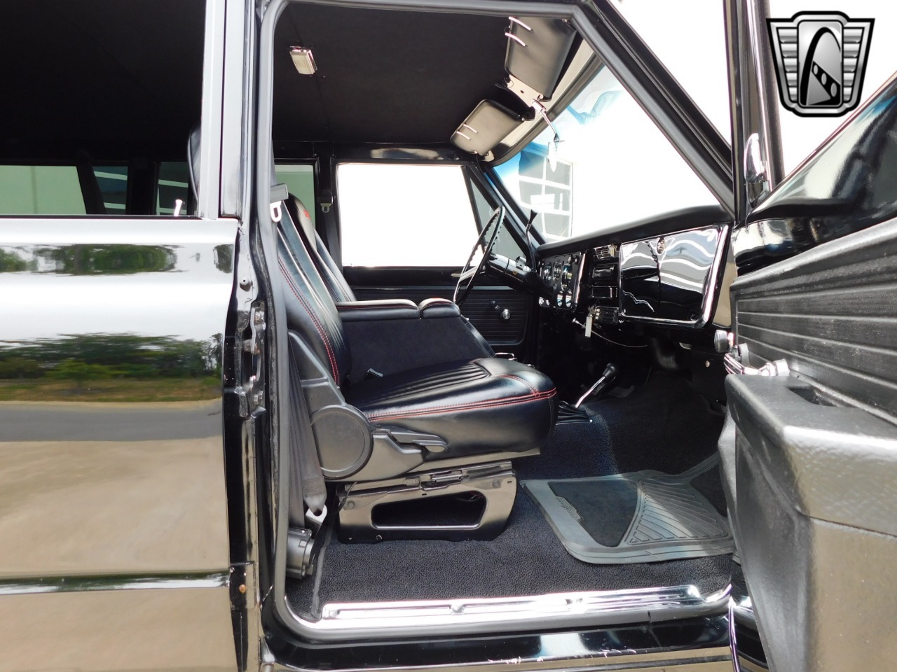1972-gmc-suburban-restomod (38)
