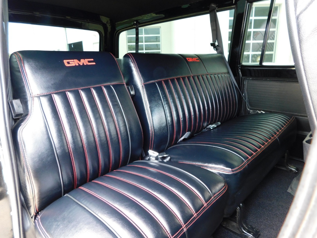 1972-gmc-suburban-restomod (45)