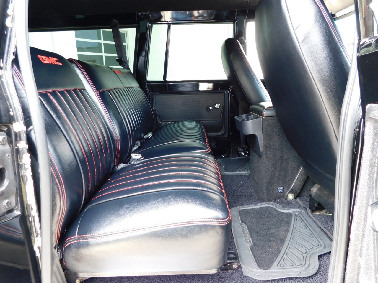 1972-gmc-suburban-restomod (46)