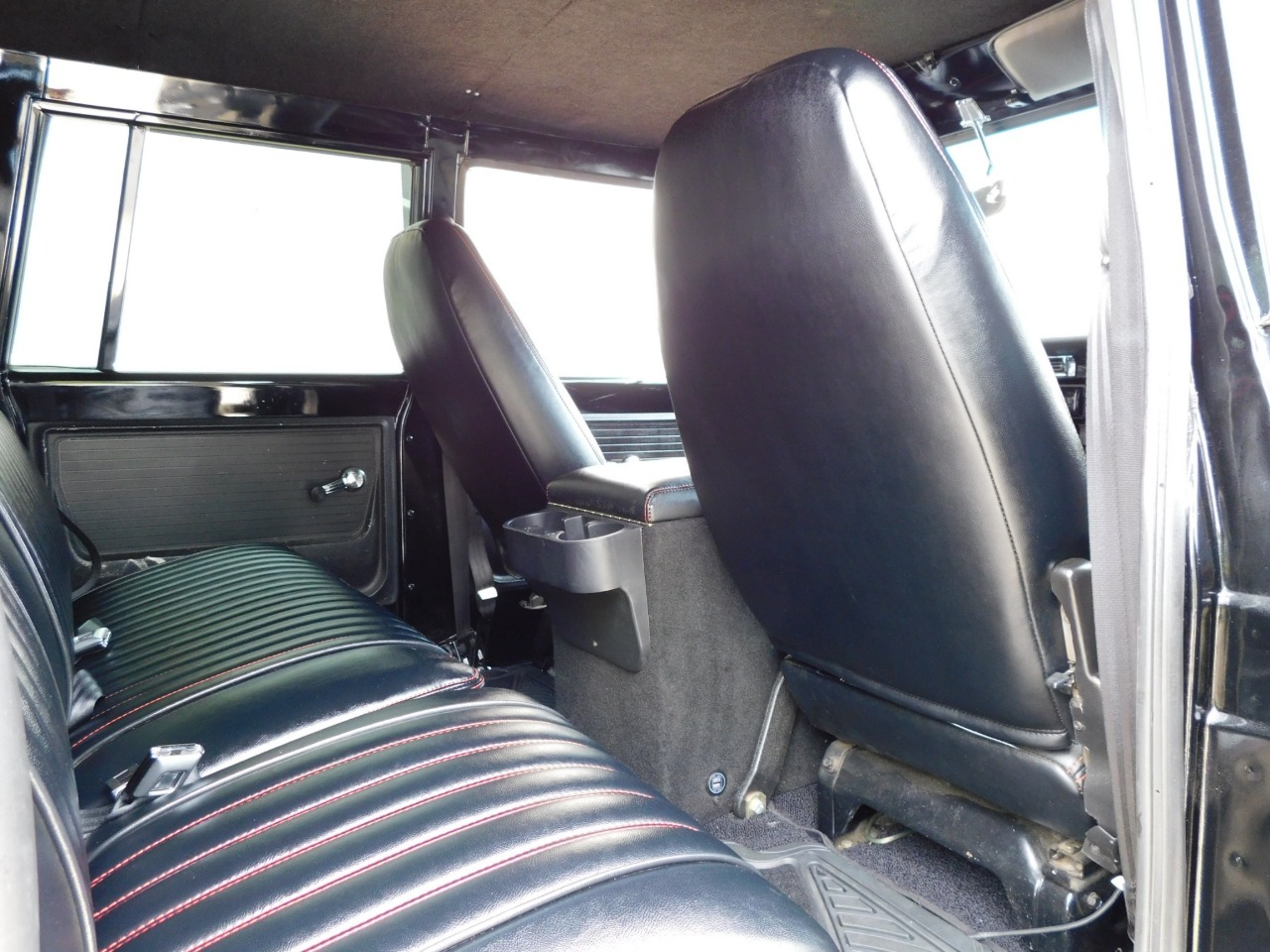1972-gmc-suburban-restomod (47)