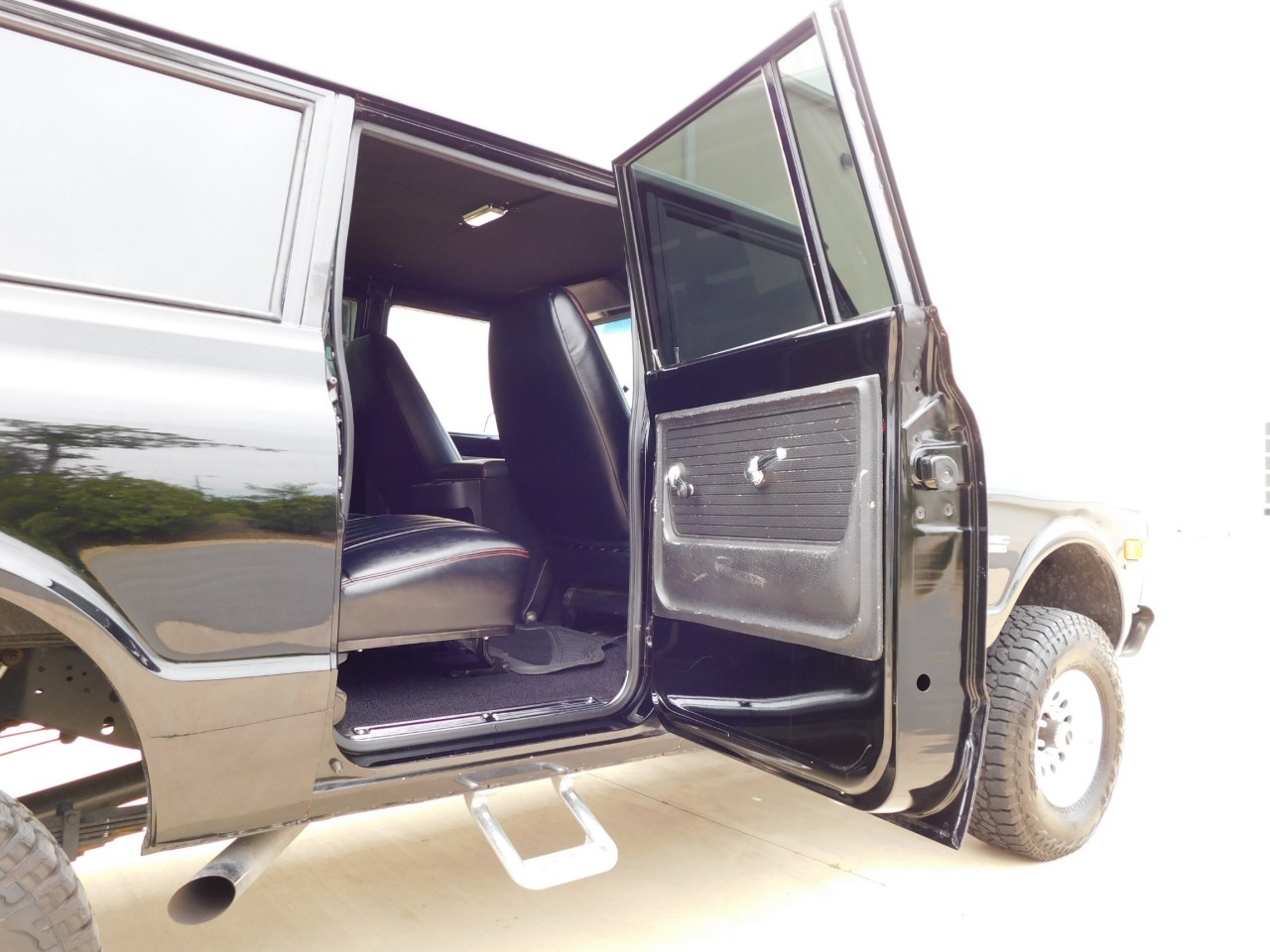 1972-gmc-suburban-restomod (49)