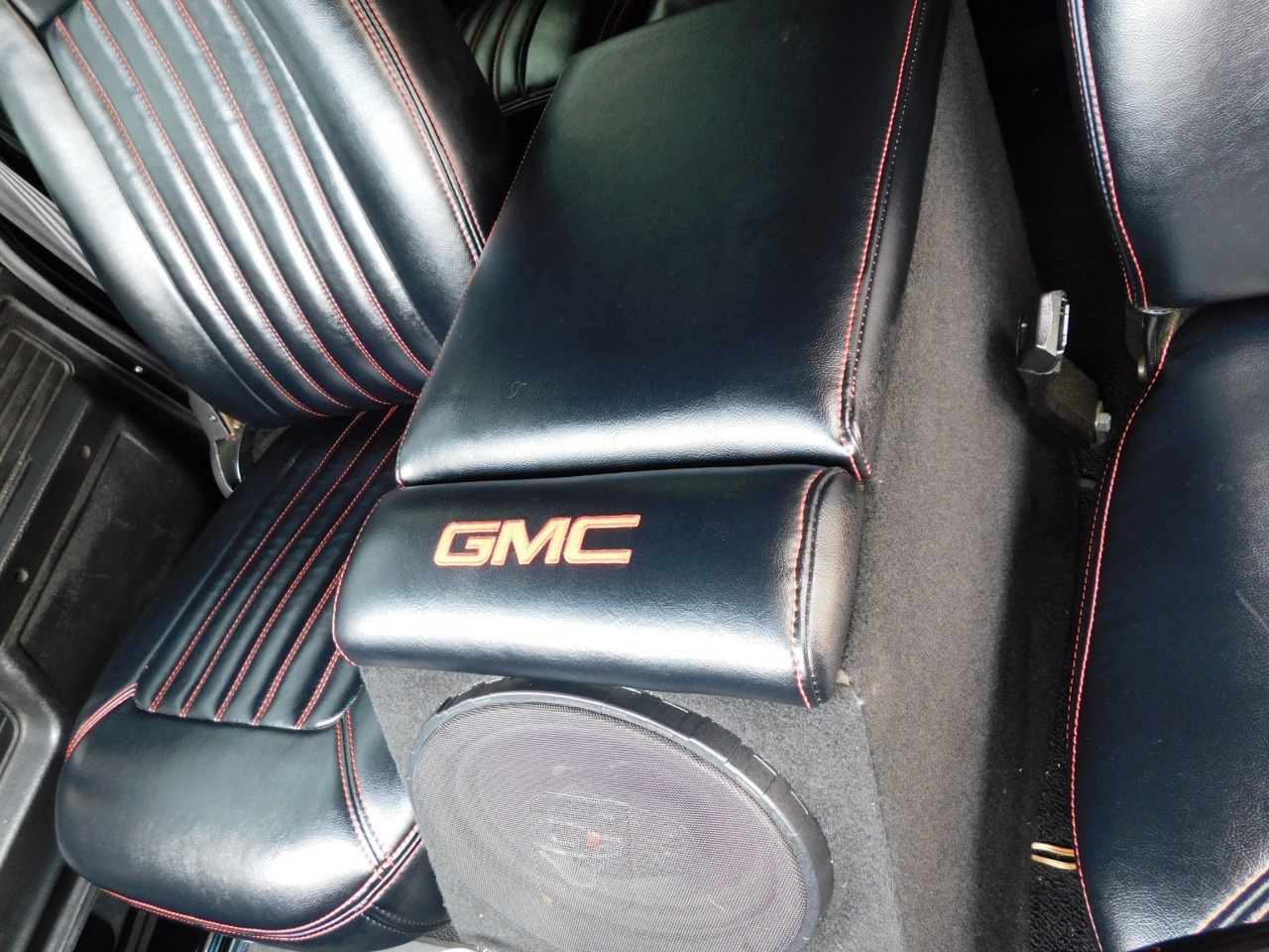 1972-gmc-suburban-restomod (50)