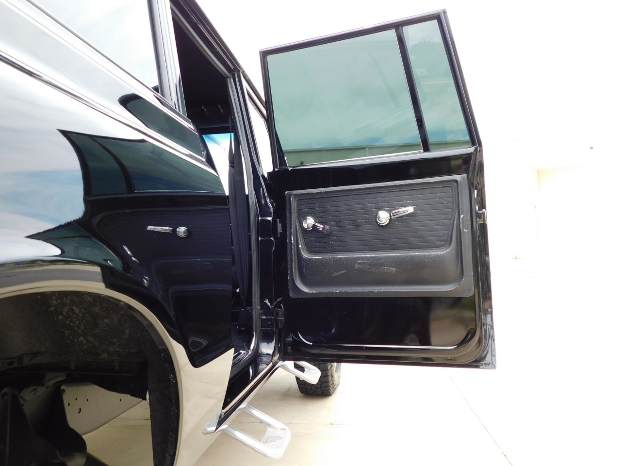 1972-gmc-suburban-restomod (51)