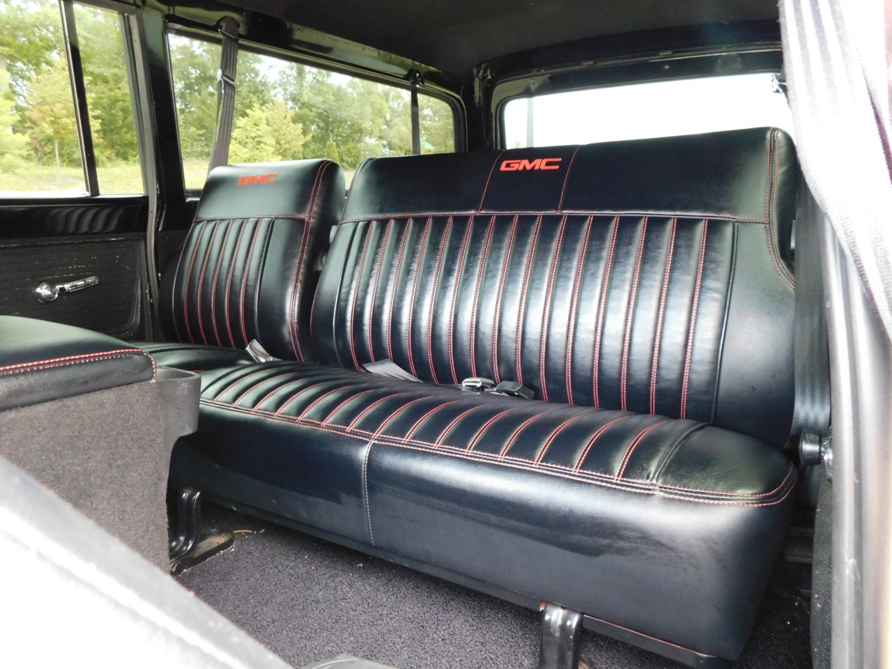 1972-gmc-suburban-restomod (56)