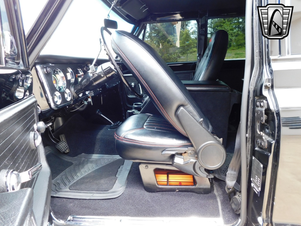 1972-gmc-suburban-restomod (57)