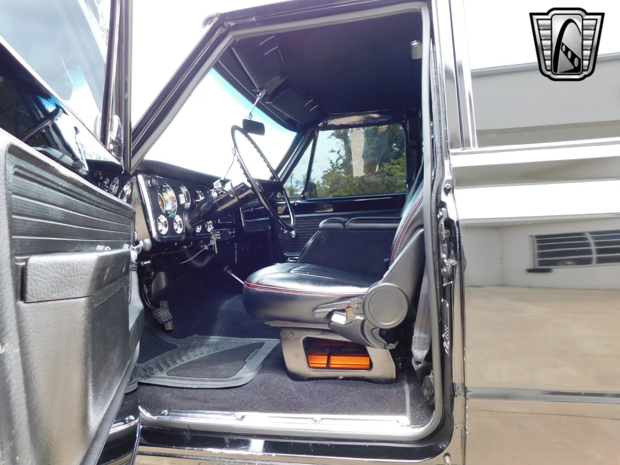 1972-gmc-suburban-restomod (69)