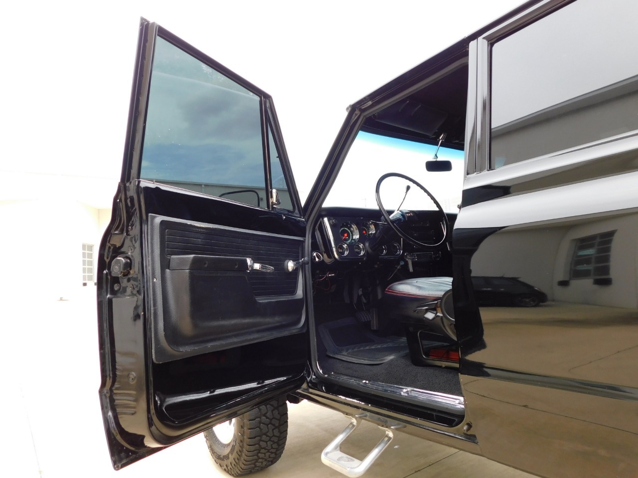 1972-gmc-suburban-restomod (71)