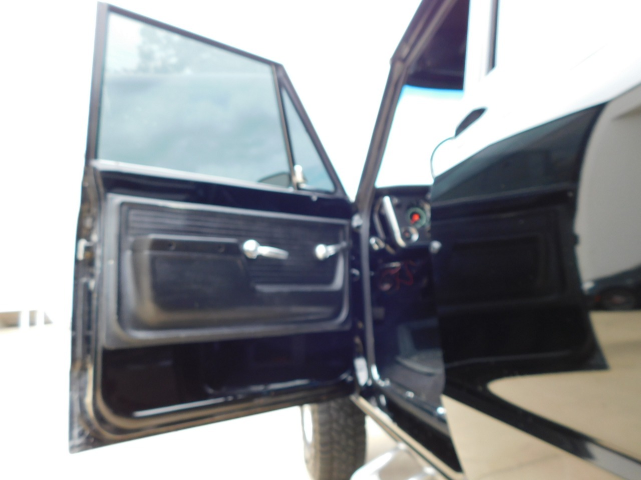 1972-gmc-suburban-restomod (72)
